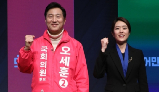 지난 3일 제21대 국회의원선거 광진을 후보자 토론회가 열린 노원구 인덕대학교에서 미래통합당 오세훈 후보(왼쪽)와 더불어민주당 고민정 후보가 기념촬영을 하고 있다. 연합뉴스