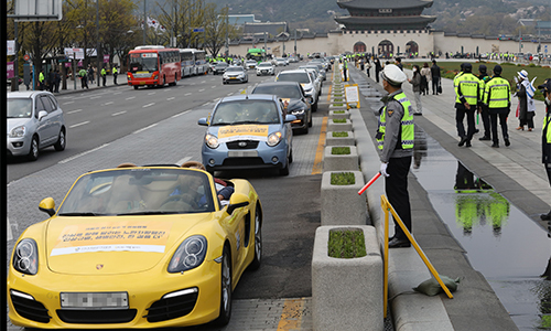 4·16 세월호 참사 가족협의회와 4월 16일의 약속 국민연대 회원들이 세월호 6주기를 맞아 광화문 광장 도로에서 '노란 차량행진'을 하고 있다. 연합뉴스