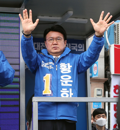 21대 총선 대전 중구에 출마한 더불어민주당 황운하 후보가 10일 대전 중앙시장 앞에서 지지를 호소하고 있다. 연합뉴스