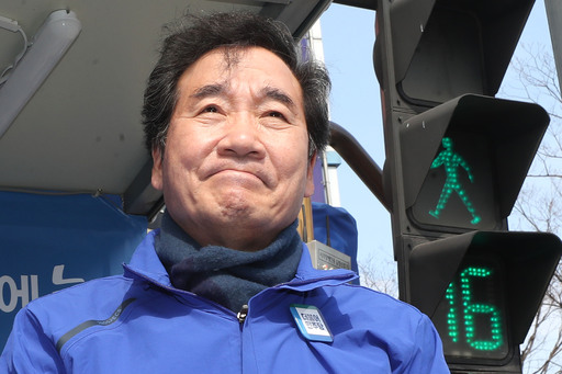 (용인=뉴스1) 임세영 기자 = 이낙연 더불어민주당 상임공동선대위원장이 12일 오후 경기도 용인시 수지구 수지구청역 인근에서 시민들에게 정춘숙 민주당 용인병 후보의 지지를 호소하고 있다. 2020.4.12/뉴스1