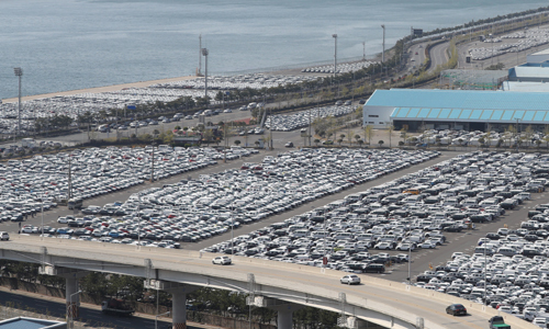 지난 8일 현대차 울산공장 야적장과 수출선적부두에 완성차들이 대기하고 있다. 연합뉴스