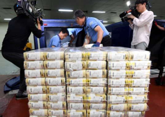 한국은행이 4월부터 6월까지 3개월간 사상 처음으로 금융회사에 유동성을 무제한 공급하기로 했다. 뉴스1