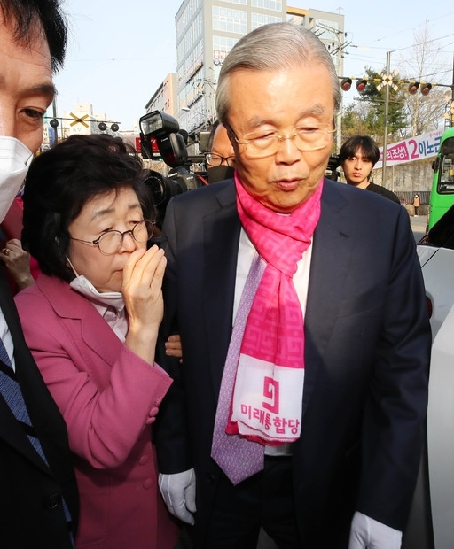 지난 6일 서울 노원구 한 상가 앞에서 열린 미래통합당 노원지역구 합동 지원유세를 끝낸 김종인 미래통합당 총괄선대위원장(오른쪽)이 이은재 한국경제당 대표와 대화를 나누고 있다. 뉴시스