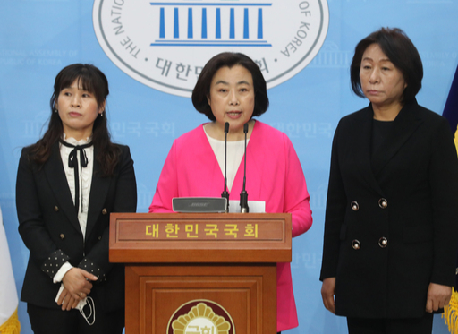 안산단원을에 출마한 미래통합당 박순자 후보가 지난 13일 국회 소통관에서 “성 인식과 관련한 이중적 행태로 국민을 속인 김남국 후보는 당장 사퇴하라”며 기자회견을 하고 있다. 뉴시스