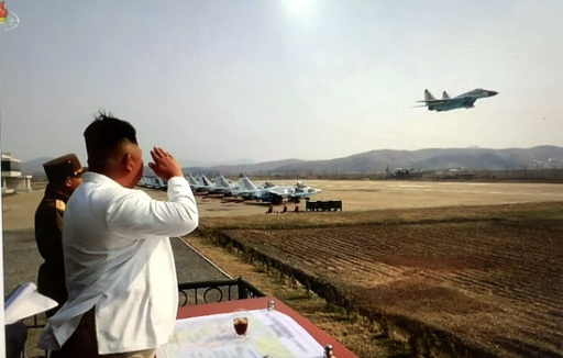 김정은 북한 국무위원장이 서부지구 항공 및 반항공사단 관하 추격습격기연대를 시찰했다고 12일 조선중앙TV가 보도했다. 뉴스1