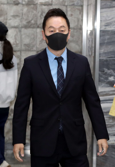 정봉주 열린민주당 최고위원이 제21대 국회의원선거 사전 투표를 하기 위해 지난 10일 오전 서울 마포구 서강동 주민센터에 마련된 사전투표소로 들어서고 있다. 뉴스1