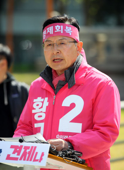 제21대 국회의원 선거를 하루 앞둔 14일 서울 종로 국회의원 후보로 출마한 미래통합당 황교안 대표가 서울 종로구 보신각 앞에서 대국민 기자회견을 하고 있다. 연합뉴스