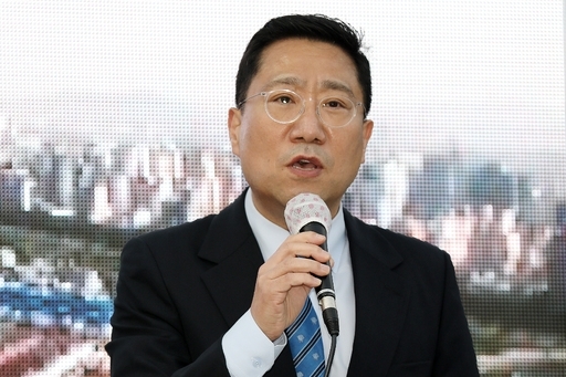 양정철 민주연구원장이 지난 10일 서울 오류동역 앞에서 열린 더불어민주당 이인영 구로갑 후보의 유세현장에서 발언하고 있다. 뉴스1