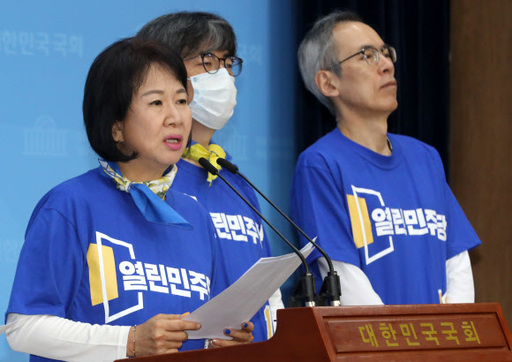 21대 총선 손혜원 열린민주당 최고위원(왼쪽), 김성회 대변인, 주진형 비례대표 후보 등 비례대표 후보들이 지난 8일 오전 서울 여의도 국회 소통관에서 열린민주당 공약 발표 기자회견을 하고 있다. 뉴스1