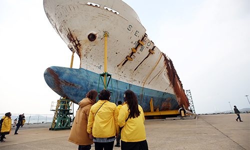 4·16세월호참사가족협의회 등 유가족들이 지난 12일 오후 전남 목포시 목포신항에 인양된 세월호 선체를 둘러보고 있다. 연합뉴스