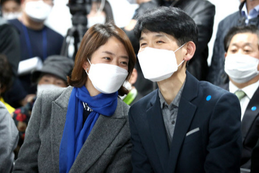 고민정 더불어민주당 광진을 후보가 제21대 국회의원선거일인 15일 서울 광진구 구의동에 위치한 선거사무소에서 남편 조기영 시인과 대화하고 있다. 뉴시스