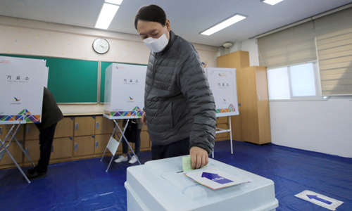 윤석열 검찰총장이 제21대 국회의원선거일인 15일 오전 서울 서초구 원명초등학교에 마련된 투표소에서 투표를 하고 있다. 2개월 여 만에 언론 카메라에 포착된 윤 총장은 이날 홀로 투표소를 찾아 마스크를 쓴 채 한 표를 행사했다. 뉴스1