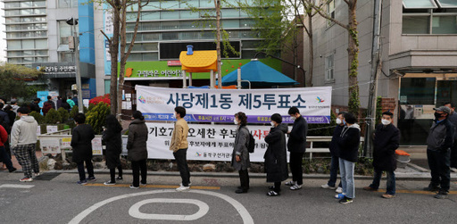 21대 총선 당일인 15일 오전 서울 동작구 사당1동 제5투표소에서 유권자들이 투표를 하기 위해 줄을 서고 있다. 뉴시스