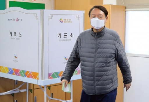 윤석열 검찰총장이 15일 서울 서초구의 한 투표소에서 4·15총선 투표를 하고 있다. 뉴스1