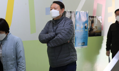 윤석열 검찰총장이 제21대 국회의원선거일인 15일 오전 서울 서초구 원명초등학교에 마련된 투표소에서 줄을 서고 있다. 뉴스1