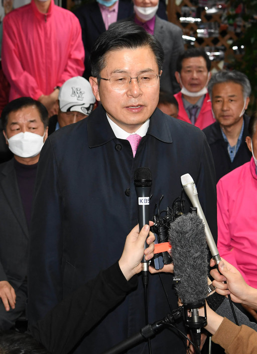 서울 종로에 출마한 황교안 미래통합당 대표가 15일 오후 서울 종로구 선대위 사무실에서 소감을 밝히고 있다. 뉴시스