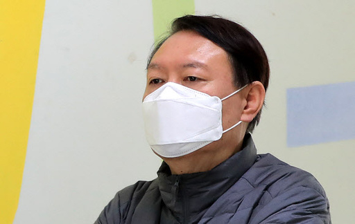 윤석열 검찰총장이 제21대 국회의원선거일인 15일 오전 서울 서초구 원명초등학교에 마련된 투표소에서 줄을 서고 있다. 뉴스1