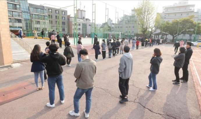 제21대 국회의원 선거일인 15일 서울 동작구 상도1동 제1투표소가 차려진 강남초등학교에서 유권자들이 투표를 위해 대기하고 있다. 뉴시스