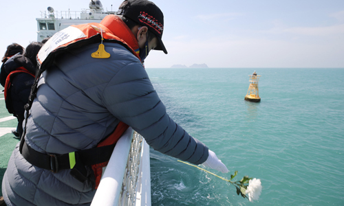 4·16 세월호 참사 6주기인 16일 오전 세월호 희생자 유가족, 4·16 재단 관계자 등이 세월호 참사 해역을 찾아 헌화하고 있다. 연합뉴스