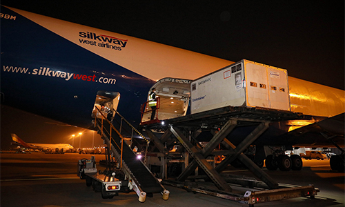 지난 15일 새벽 인천공항 화물터미널에서 한국형 신종 코로나바이러스 감염증(코로나19) 진단키트를 미국에 수출하기 위해 관계자들이 화물을 적재하고 있다. 외교부 제공