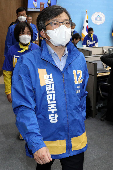 김의겸 열린민주당 비례대표 후보가 13일 오후 서울 영등포구 국회 소통관에서 총선 지지를 호소하는 기자회견을 마치고 회견장을 나서고 있다. 뉴스1