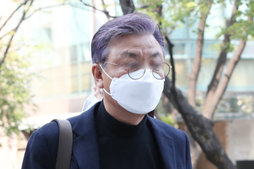 미공개 정보를 이용해 주식을 판 혐의로 구속영장이 청구된 신라젠 이용한 전 대표가 영장실질심사를 받으러 지난 16일 서울남부지법으로 들어서고 있다. 뉴시스