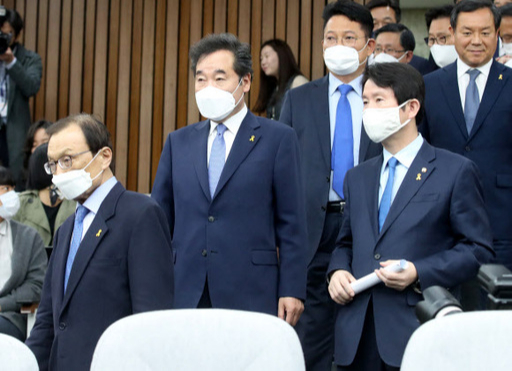 더불어민주당 이해찬 대표, 이인영 원내대표, 이낙연 공동상임선대위원장이 16일 오전 서울 여의도 국회 더불어민주당 회의실에서 열린 대한민국미래준비선거대책위원회의에 참석하고 있다. 뉴시스