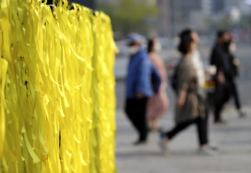 4·16 세월호 참사 6주기인 16일 오후 서울 광화문 광장에 마련된 세월호 추모 공간에 노란 리본이 달려 있다. 연합뉴스