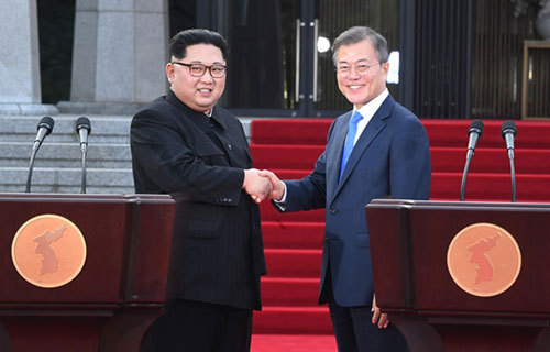 문재인 대통령과 김정은 북한 국무위원장이 2018년 4월 27일 오후 판문점 평화의 집 앞에서 판 문점 선언을 발표한 뒤 악수하고 있다. 연합뉴스