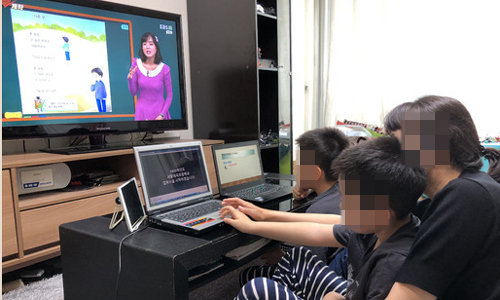 초등학교 저학년 온라인 개학일인 20일 서울시내 한 가정에서 초등학교 1학년과 3학년 어린이가 엄마와 함께 학습 동영상을 보고 있다. 허정호 선임기자