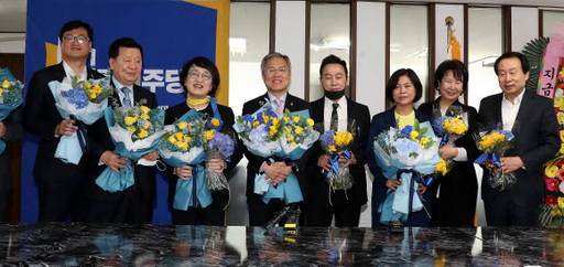 김진애 전 의원과 최강욱 전 청와대 공직기강비서관, 강민정 서울시교육청 혁신학교운영위원회 위원장이 지난 16일 오전 서울 여의도 열린민주당 당사에서 열린 당선인사 및 선거결과 발표 기자회견에서 꽃다발을 받고 기념촬영을 하고 있다. 뉴스1