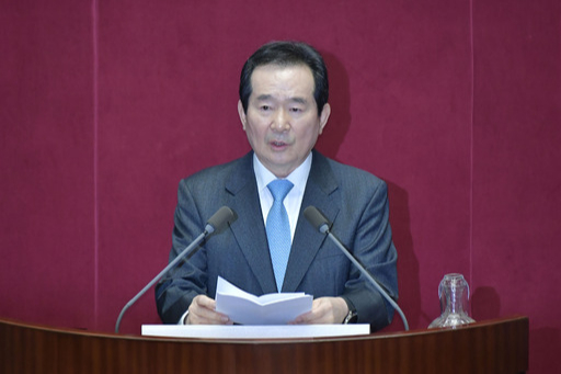 정 총리 “추경안 조속 처리를” 정세균 국무총리가 20일 국회 본회의장에서 코로나19 긴급재난지원금 지원을 위한 2차 추가경정예산안 통과를 호소하는 내용의 시정연설을 하고 있다. 하상윤 기자