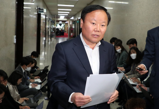 김재원 미래통합당 정책위의장이 20일 서울 여의도 국회에서 열린 비공개 최고위원회의에 참석하며 취재진 질문에 답변하고 있다. 뉴스1