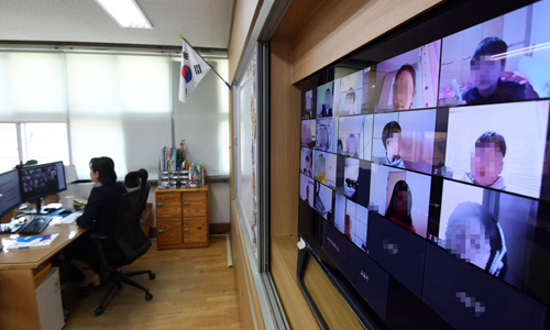 지난 16일 서울 용산구 용산초등학교에서 교사가 온라인 수업을 하고 있다. 연합뉴스
