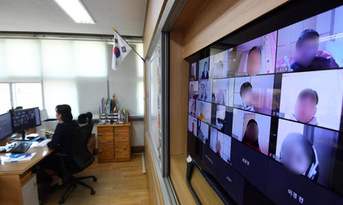 전국 초등학교 4~6학년과 중·고등학교 1·2학년이 온라인으로 개학하는 지난 16일 오전 서울 용산구 용산초등학교에서 한 교사가 학생들의 출석을 부르고 있다. 뉴시스