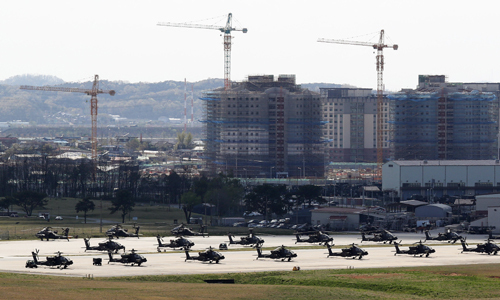 21일 오후 경기도 평택시 캠프 험프리스에 미군 헬기가 계류돼 있다. 뉴스1