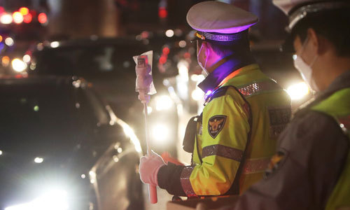 지난 18일 경기도 광주시 역동삼거리에서 경찰이 비접촉식 음주감지기를 활용한 음주단속 시범운영을 하고 있다. 연합뉴스