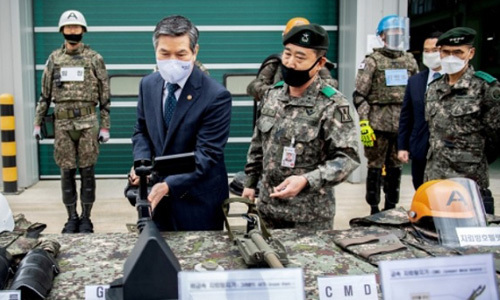 정경두 국방부 장관(왼쪽 두 번째)이 20일 후방 지역의 지뢰 제거 작전 현장을 방문해 장비를 살펴보고 있다. 국방부 제공