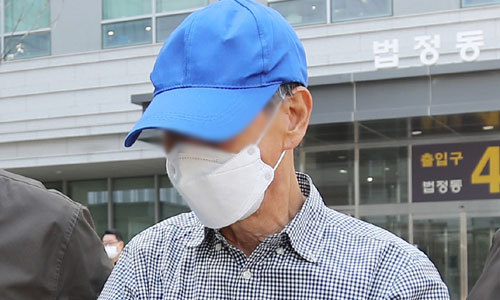 신종 코로나바이러스 감염증(코로나19) 관련 자가격리 위반 혐의를 받는 60대 남성이 구속 전 피의자 심문(영장실질심사)을 받은 뒤 법정을 나서고 있다. 연합뉴스