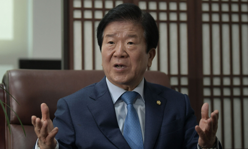 21대 국회에서 6선으로 최다선인 더불어민주당 박병석 의원은 지난 20일 여의도 국회의원회관에서 가진 세계일보와의 인터뷰에서 “국민은 입법부 개혁을 요구하고 있다”며 “총선 표심에는 협치도 필요하지만 문재인정부의 성공을 위해 개혁의 성과물을 내놓으라는 뜻도 담겨 있다”고 강조했다. 하상윤 기자