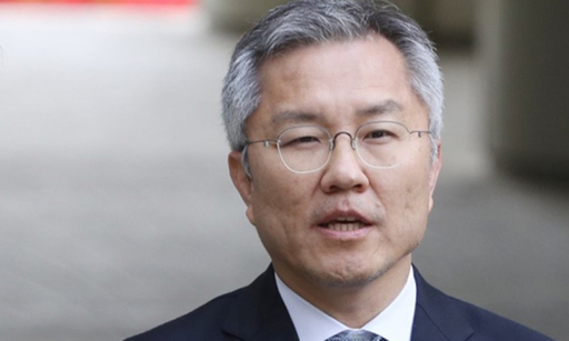 조국 전 법무부 장관 아들의 인턴활동 확인서를 허위로 작성해준 혐의로 기소된 최강욱 전 청와대 공직기강비서관이 21일 오전 서울중앙지법에서 열린 첫 공판에 출석하고 있다. 연합뉴스