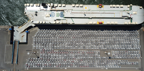 항구에 쌓여 있는 완성차들 코로나19 여파로 지난 1∼20일 수출이 전년 동기에 비해 26.9% 급감했다는 관세청 조사가 발표된 21일 경기 평택항 수출선적부두에 완성차들이 가득 차 있다. 자동차와 반도체, 석유제품 등의 수출급감은 미국·유럽의 공장의 가동 중단과 국제유가 급락 등이 복합적으로 영향을 미친 것으로 통상 당국은 파악하고 있다. 뉴시스