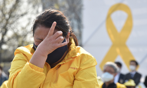 기억·책임·약속 이라는 주제로 세월호 참사 6주기 기억식이 열린 16일 오후 경기 안산시 화랑유원지내 생명안전공원부지에서 한 유가족이 눈물을 닦고 있다. 뉴시스