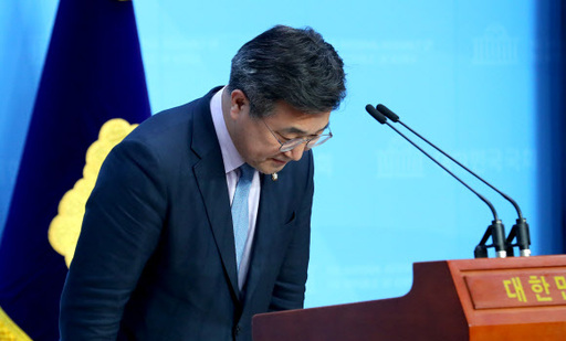 윤호중 더불어민주당 사무총장이 23일 오후 서울 여의도 국회 소통관에서 여성 공무원 성추행 사건으로 오거돈 부산시장이 사퇴한 데 대해 대국민 사과 기자회견을 한 뒤 인사하고 있다. 연합뉴스