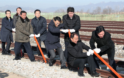 통일부는 23일 남북교류협력추진협의회를 열고 ‘동해북부선 강릉∼제진 철도건설사업’을 남북교류협력 사업으로 인정하고 추진 방안을 확정했다. 사진은 2018년 12월 개성 판문역에서 진행된 동·서해선 남북철도·도로 연결 및 현대화사업의 착공식 한 장면. 세계일보 자료사진