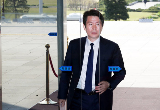 긴급 재난지원금 지급을 위한 여야 제2차 추경안 심사가 공전을 거듭하고 있는 23일 오전 더불어민주당 이인영 원내대표가 서울 여의도 국회에서 열린 정책조정회의에 참석하기 위해 본청으로 들어서고 있다. 연합뉴스