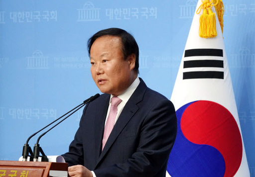 김재원 국회 예결위원장이 23일 국회 소통관 기자회견장에서 코로나19 긴급재난지원금 추경과 관련해 홍남기 경제부총리에게 공개 질의하고 있다. 연합뉴스