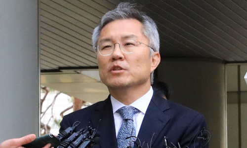 최강욱 열린민주당 비례대표 당선인이 지난 21일 오전 서초동 서울중앙지법에서 열린 첫 공판기일에 참석하기 전 기자들의 질문에 대답하고 있다. 뉴스1