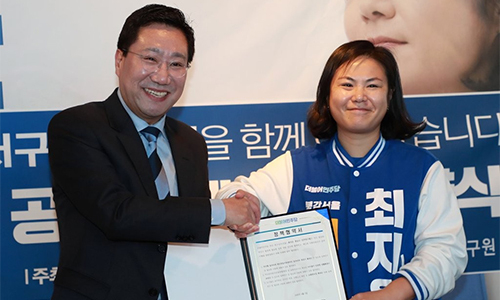 양정철 민주연구원장(왼쪽)이 4·15총선 선거운동 기간 부산을 찾아 더불어민주당 최지은 후보(부산 북강서을)를 격려하고 있다. 당시 양 원장은 “부산에서 승리해야 총선의 진정한 승리”라고 말했다. 연합뉴스