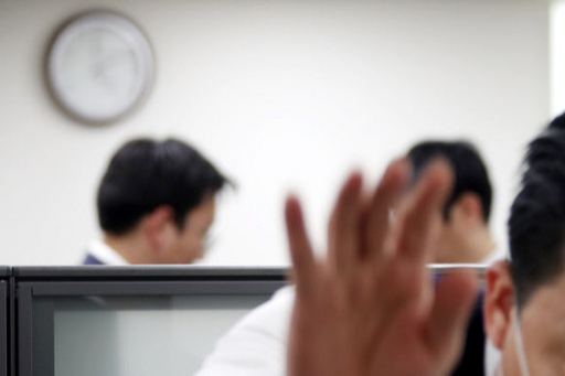 '라임자산운용 사태' 관련해 검찰 관계자가 23일 오후 정부서울청사내 금융위원회를 압수수색을 하고 있다. 연합뉴스